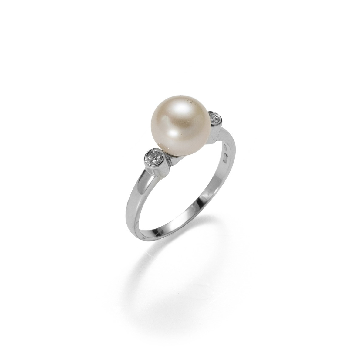 Pearl Solitary Ring with diamonds