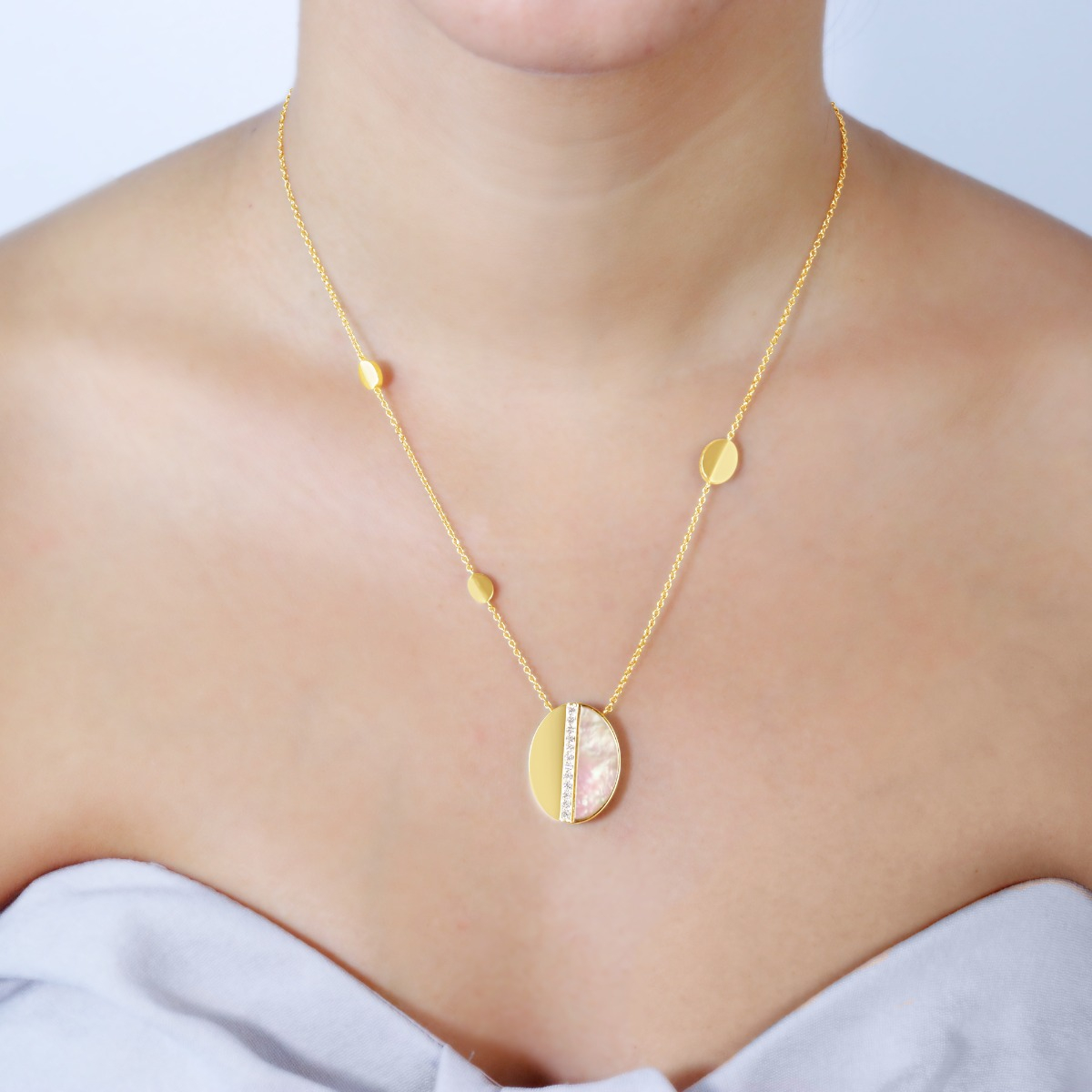 Geometric Opalescent Stone Disk Necklace in 18 K Yellow Gold with White Diamonds
